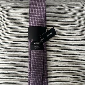 Alfani men’s purple tie.